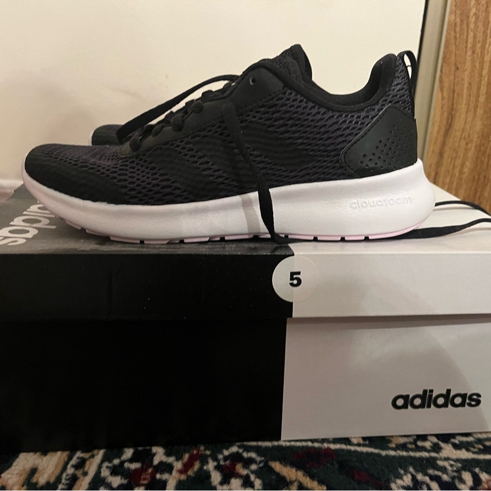 Adidas runners size 5 women’s